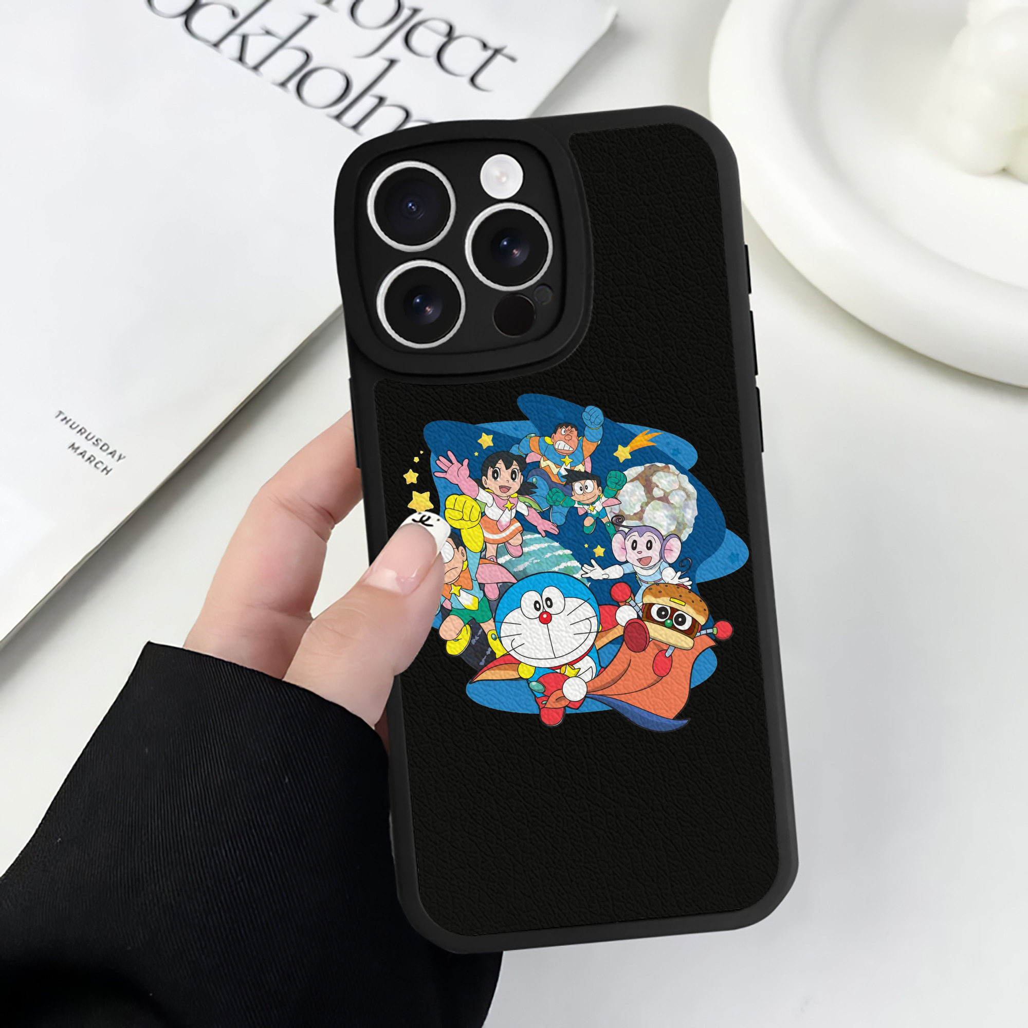 （画像用） ドラえもん Doraemon 【iPhone 16シリーズ対応】シリコンスマホケース（レザー調） 材質：シリコン